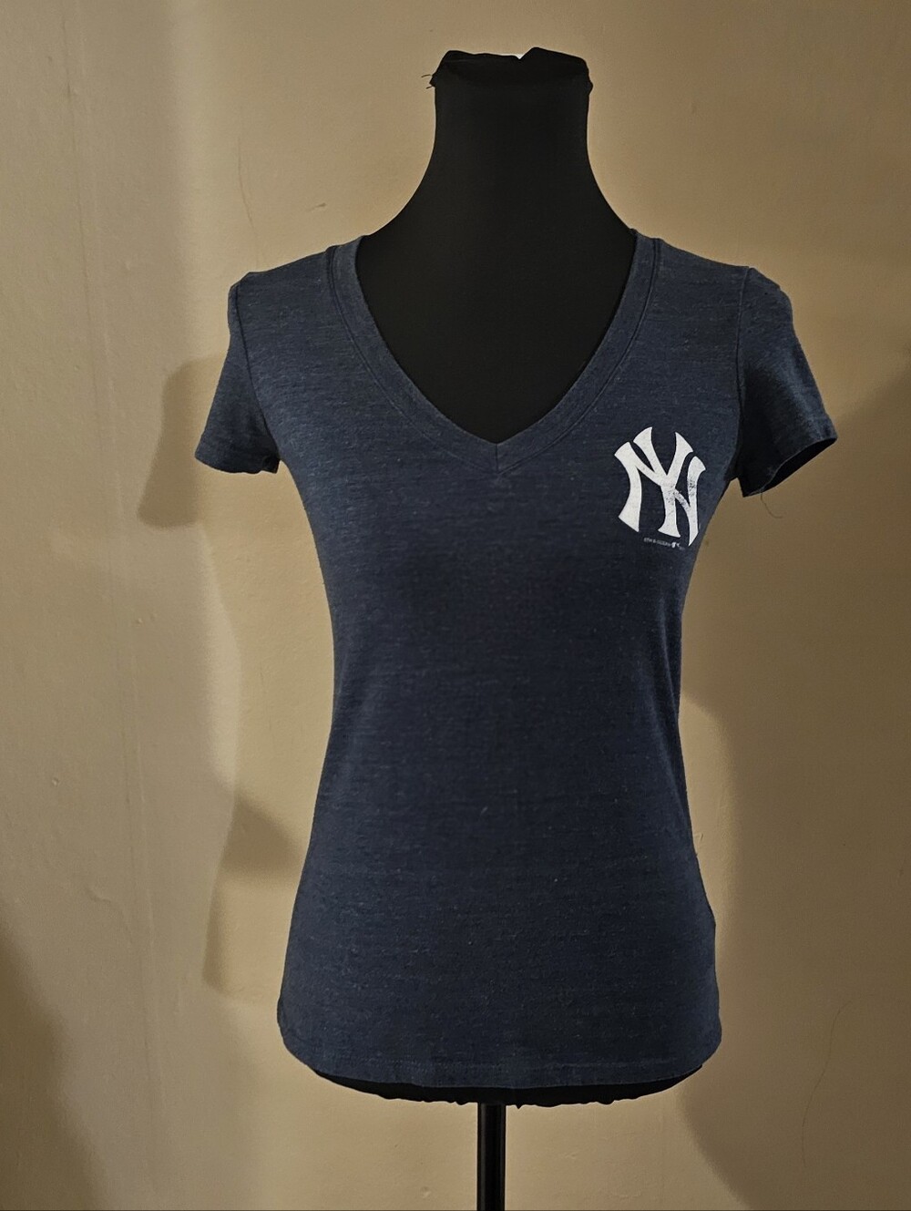 Womens MLB New York Yankees V-Neck Tee